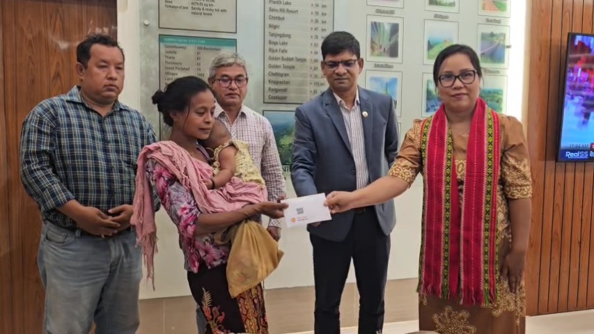 নাইক্ষ্যংছড়িতে মাইন বিস্ফোরণে নিহতদের পরিবারকে আর্থিক সহায়তা প্রদান