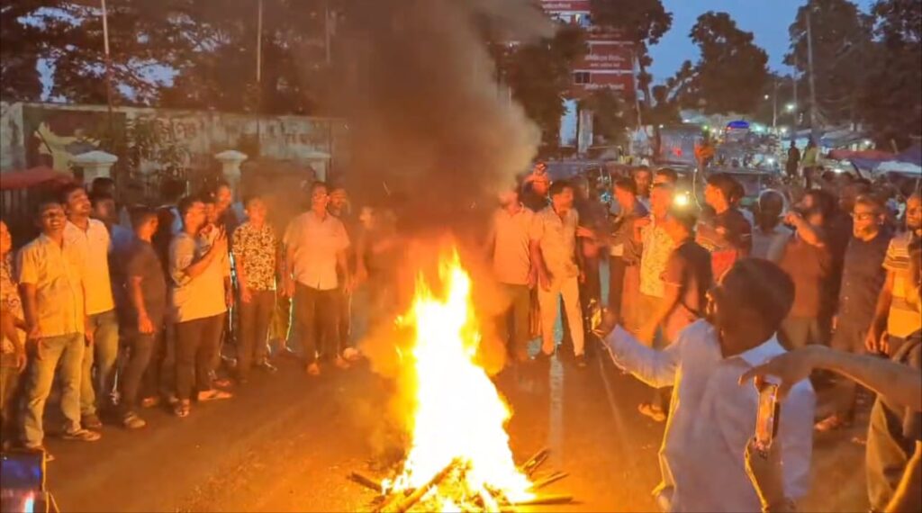 দীপেন দেওয়ানের পদত্যাগ প্রত্যাহারের দাবিতে রাঙামাটিতে সড়কে আগুন জ্বালিয়ে বিক্ষোভ
