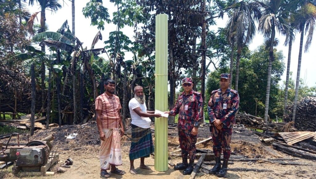 রাঙামাটির লংগদুতে বজ্রপাতে ঘর হারানো কৃষক পরিবারের পাশে দাঁড়ালো বিজিবি