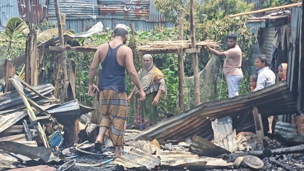 বান্দরবানে ভয়াবহ অগ্নিকাণ্ডে ৯ বসতঘর পুড়ে ছাই, নিঃস্ব একাধিক পরিবার