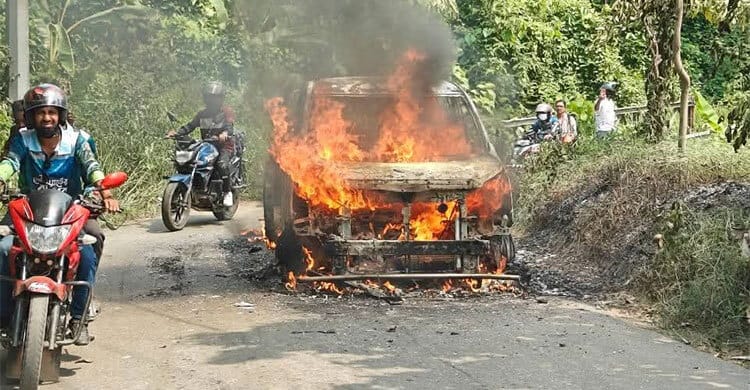 নীলগিরি যাওয়ার পথে চলন্ত মাইক্রোবাসে আগুন, অল্পের জন্য প্রাণে বাঁচলেন ১১ পর্যটক