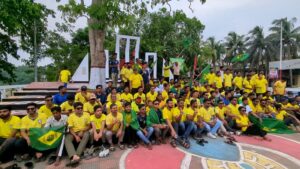 আর্জেন্টিনা ভক্তদের ‘সেভেন আপ’ শুভেচ্ছায় রাঙামাটিতে জমে উঠল বিশ্বকাপ উন্মাদনা
বান্দরবানের নাইক্ষ্যংছড়ি উপজেলার আদর্শগ্রাম চেকপোস্টে অভিযান চালিয়ে ২০ হাজার পিস ইয়াবাসহ মাহমুদা খাতুন (৬২) নামে এক নারীকে আটক করা হয়েছে৷ শনিবার (৬ জুন) সকালে নাইক্ষ্যংছড়ি উপজেলার আদর্শগ্রাম চেকপোস্টে নিয়মিত যানবাহন তল্লাশি কার্যক্রম পরিচালনার সময় ইয়াবাসহ নারীকে আটক করে বিজিবি। আটককৃত নারী কক্সবাজার জেলার রামু উপজেলার গর্জনিয়া ইউনিয়নের শাহ মোহাম্মদ এলাকার বাসিন্দ মৃত নুরুল হক এর স্ত্রী।
বিজিবি সূত্রে জানা যায়, সকাল ১০ টার দিকে নাইক্ষ্যংছড়ি ব্যাটালিয়ন (১১ বিজিবি) এর অধিনায়কের নির্দেশনায় আদর্শগ্রাম চেকপোস্টে নিয়মিত যানবাহন তল্লাশি কার্যক্রম পরিচালনা করা হয়। এ সময় সন্দেহভাজন এক নারী যাত্রীর বহন করা দুটি কার্টন তল্লাশি করে ২০ হাজার পিস বার্মিজ ইয়াবা উদ্ধার করা হয়। আটককৃত নারী ও উদ্ধারকৃত ইয়াবার বিষয়ে প্রয়োজনীয় আইনগত ব্যবস্থা গ্রহণের কার্যক্রম চলমান রয়েছে বলে বিজিবি জানিয়েছে।
এ বিষয়ে নাইক্ষ্যংছড়ি ব্যাটালিয়ন (১১ বিজিবি) এর অধিনায়ক ও পরিচালক লেফটেন্যান্ট কর্নেল মো. ফয়জুল কবির বলেন, সীমান্ত এলাকায় মাদক, চোরাচালান ও অন্যান্য অপরাধমূলক কর্মকাণ্ড দমনে বিজিবি সর্বোচ্চ সতর্ক অবস্থানে রয়েছে। সীমান্ত দিয়ে যাতে কোনো ধরনের অবৈধ পণ্য দেশে প্রবেশ করতে না পারে সে লক্ষ্যে নিয়মিত টহল, চেকপোস্ট তল্লাশি এবং গোয়েন্দা নজরদারি জোরদার করা হয়েছে।