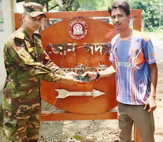 সাজেকে পর্যটকের হারানো মোবাইল উদ্ধার করে ফেরত দিল সেনাবাহিনী