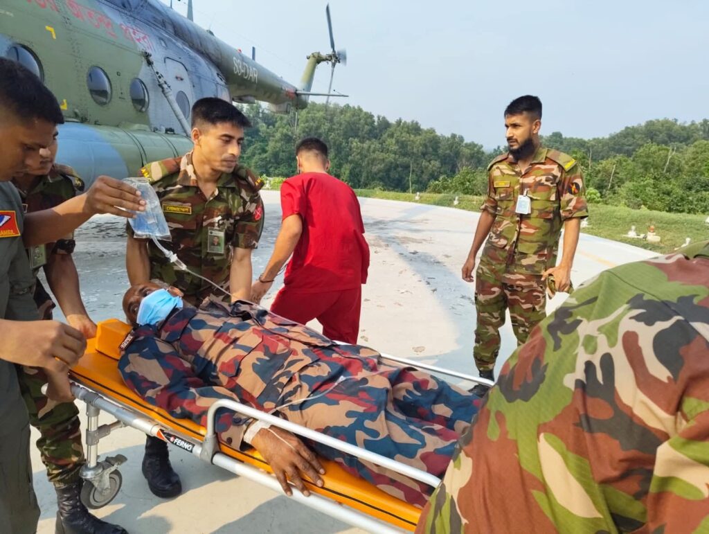 জনমানবহীন দুর্গম চিম্বুলুই সীমান্তে অসুস্থ বিজিবি সদস্যকে হেলিকপ্টারে চট্টগ্রাম সিএমএইচে স্থানান্তর