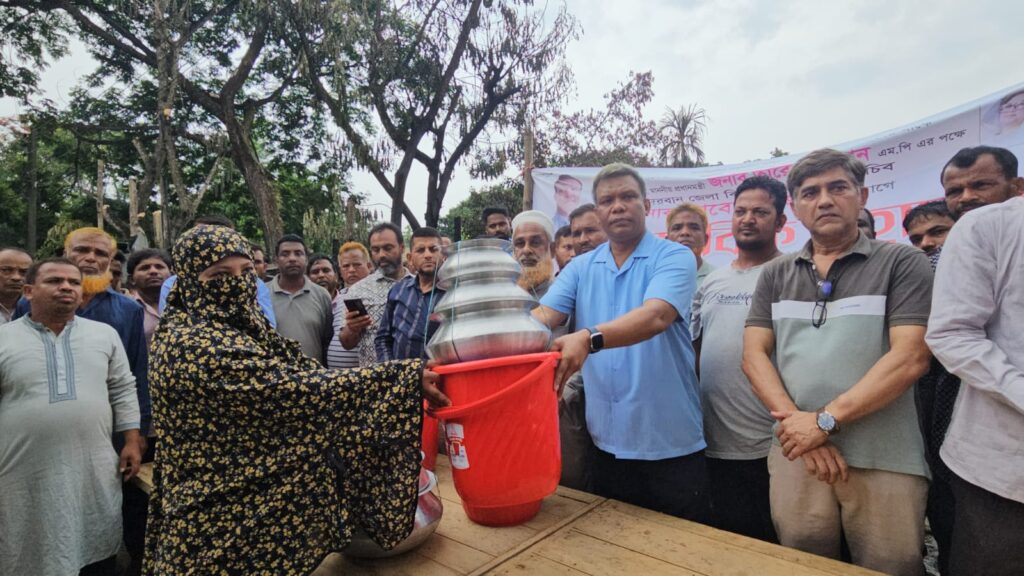 বালাঘাটার অগ্নিকাণ্ডে ক্ষতিগ্রস্তদের পাশে বিএনপি, তারেক রহমানের পক্ষ থেকে ত্রাণ বিতরণ