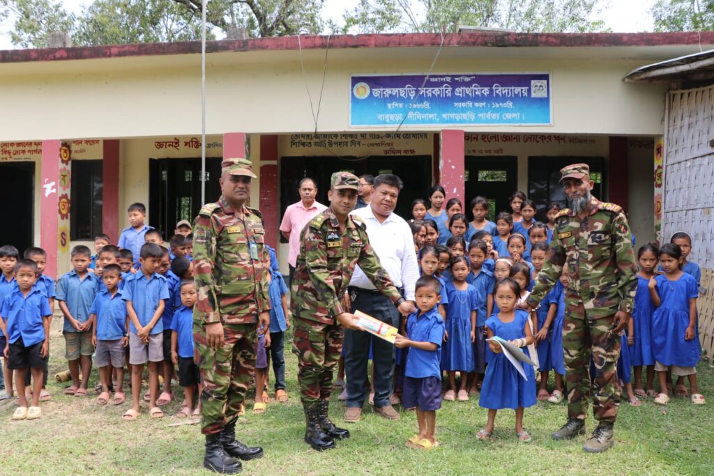 দুর্গম জারুলছড়িতে শিক্ষার্থীদের মাঝে শিক্ষা সামগ্রী বিতরণ করল সেনাবাহিনীর দীঘিনালা জোন