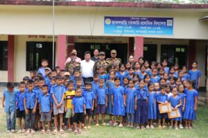 দুর্গম জারুলছড়িতে শিক্ষার্থীদের মাঝে শিক্ষা সামগ্রী বিতরণ করল সেনাবাহিনীর দীঘিনালা জোন