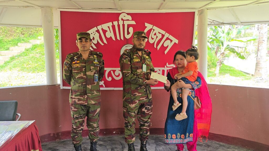 রাঙামাটিতে সুবিধাবঞ্চিত ও দুস্থ মানুষের মাঝে সেনাবাহিনীর মানবিক সহায়তা প্রদান
