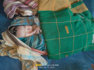 আড়াই ঘণ্টা পাহাড়ি পথ পেরিয়ে বাঁশের মাচায় প্রসূতিকে নেয়া হল হাসপাতালে, জন্ম নিল কন্যাশিশু