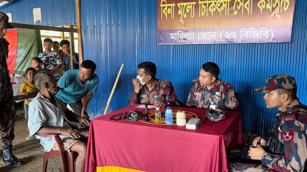 সাজেকের দুর্গম সীমান্ত এলাকায় ২ শতাধিক পাহাড়ি মানুষকে বিজিবির চিকিৎসাসেবা ও অনুদান বিতরণ