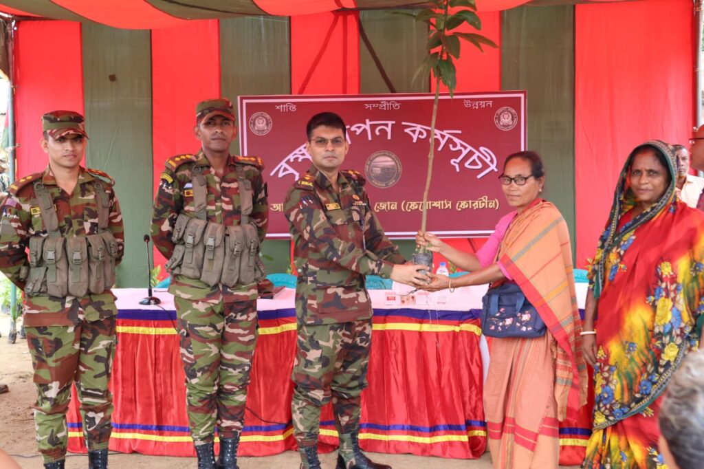 সেনাবাহিনীর বাঘাইহাট জোনের উদ্যোগে পাহাড়ে বৃক্ষরোপণ অভিযান শুরু, তিন লাখ চারা রোপণের লক্ষ্য