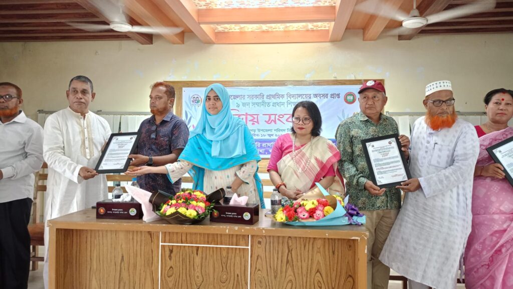খাগড়াছড়ির রামগড়ে ৯ অবসরপ্রাপ্ত প্রধান শিক্ষককে সংবর্ধনা