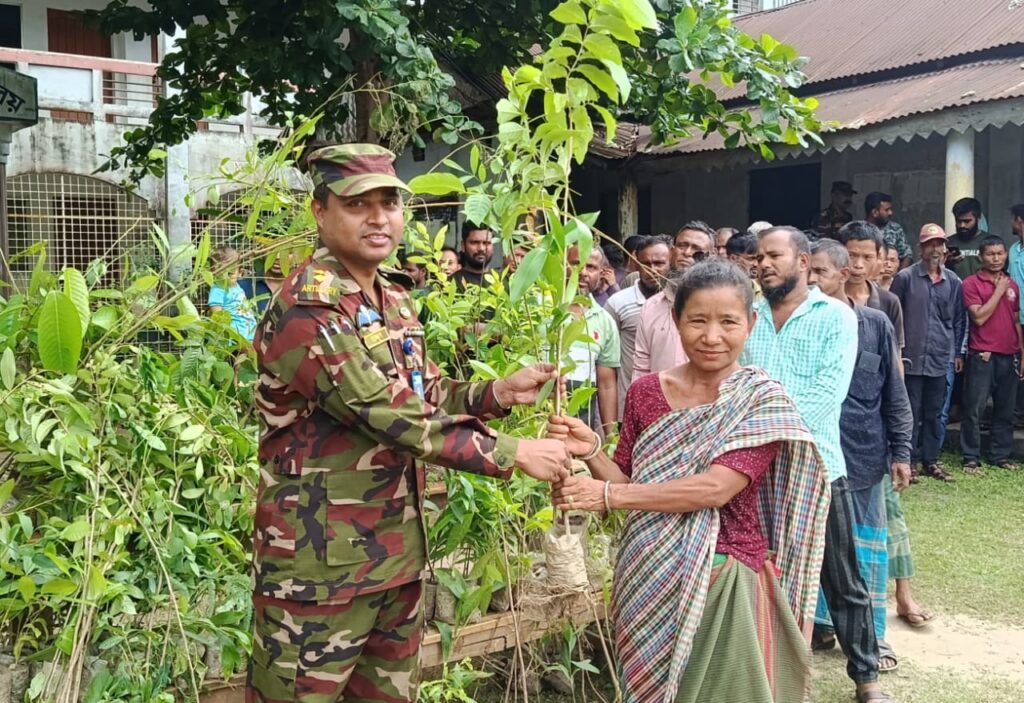 সবুজ পার্বত্য গড়তে লক্ষীছড়ি জোনের উদ্যোগ, পাহাড়ি-বাঙালিদের মাঝে ১৫’শ গাছের চারা বিতরণ