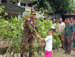 সবুজ পার্বত্য গড়তে লক্ষীছড়ি জোনের উদ্যোগ, পাহাড়ি-বাঙালিদের মাঝে ১৫’শ গাছের চারা বিতরণ