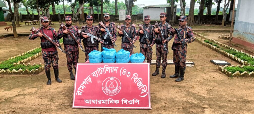 আঁধারমানিক সীমান্তে বিজিবির অভিযানে ভারত থেকে আনা ১৪ কেজি গাঁজা আটক করল বিজিবি