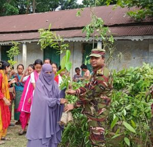 সবুজ পার্বত্য গড়তে লক্ষীছড়ি জোনের উদ্যোগ, পাহাড়ি-বাঙালিদের মাঝে ১৫’শ গাছের চারা বিতরণ