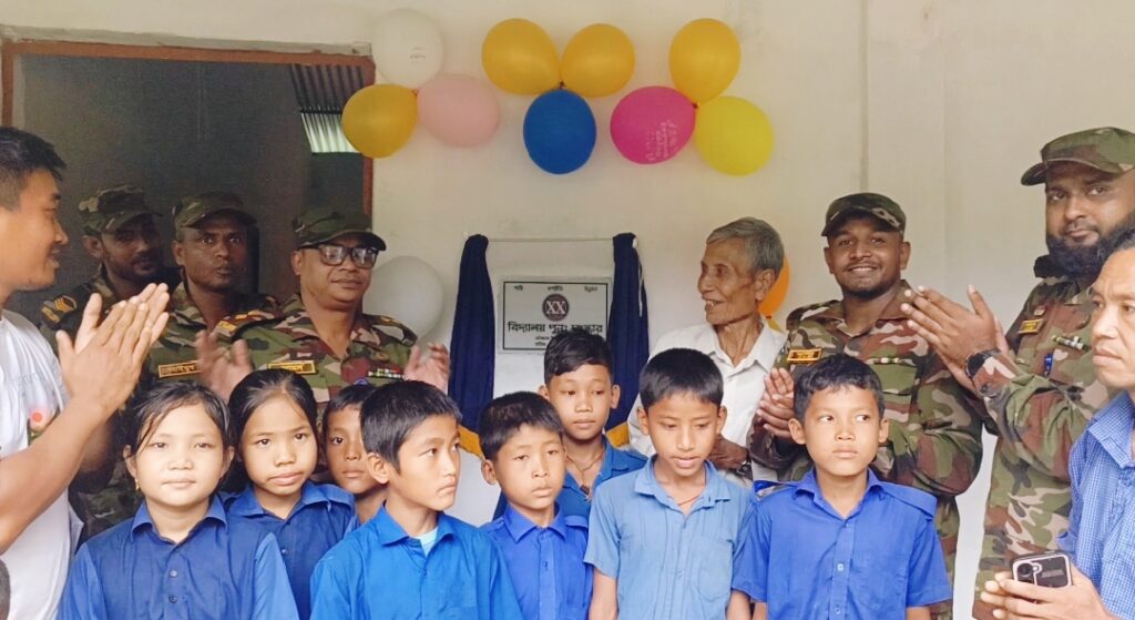 দুর্গম পাহাড়ে শিক্ষার আলো ছড়িয়ে সেনাবাহিনীর মানবিক উদ্যোগ: বিদ্যালয় সংস্কার ও শিক্ষা উপকরণ বিতরণ