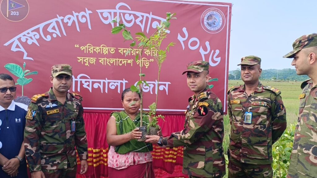 দীঘিনালায় সেনাবাহিনীর বৃক্ষরোপণ অভিযান: সবুজায়নের লক্ষ্যে ৩৬’শ গাছের চারা বিতরণ