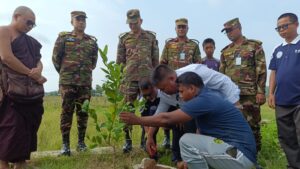 দীঘিনালায় সেনাবাহিনীর বৃক্ষরোপণ অভিযান: সবুজায়নের লক্ষ্যে ৩৬’শ গাছের চারা বিতরণ