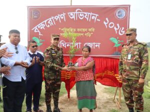 দীঘিনালায় সেনাবাহিনীর বৃক্ষরোপণ অভিযান: সবুজায়নের লক্ষ্যে ৩৬’শ গাছের চারা বিতরণ