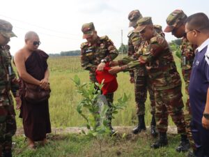 দীঘিনালায় সেনাবাহিনীর বৃক্ষরোপণ অভিযান: সবুজায়নের লক্ষ্যে ৩৬’শ গাছের চারা বিতরণ