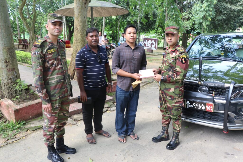 মেধাবী শিক্ষার্থীর স্বপ্নপূরণে পাশে দাঁড়াল সেনাবাহিনীর দিঘীনালা জোন