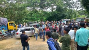 খাগড়াছড়িতে সড়ক উন্নয়নকে কেন্দ্র করে উত্তেজনা, এক ঘণ্টা মহাসড়ক অবরোধ