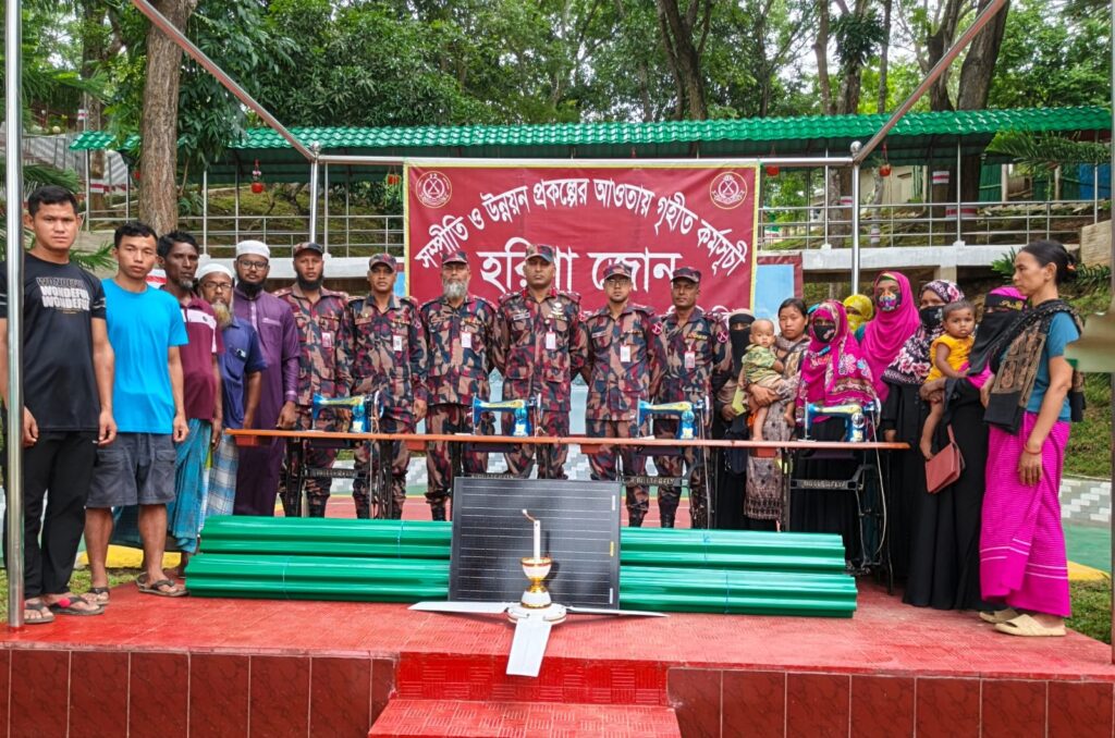 দুর্গম ছোটহরিণায় অসহায় মানুষের পাশে বিজিবি: সম্প্রীতি ও উন্নয়ন প্রকল্পে আর্থিক অনুদান বিতরণ