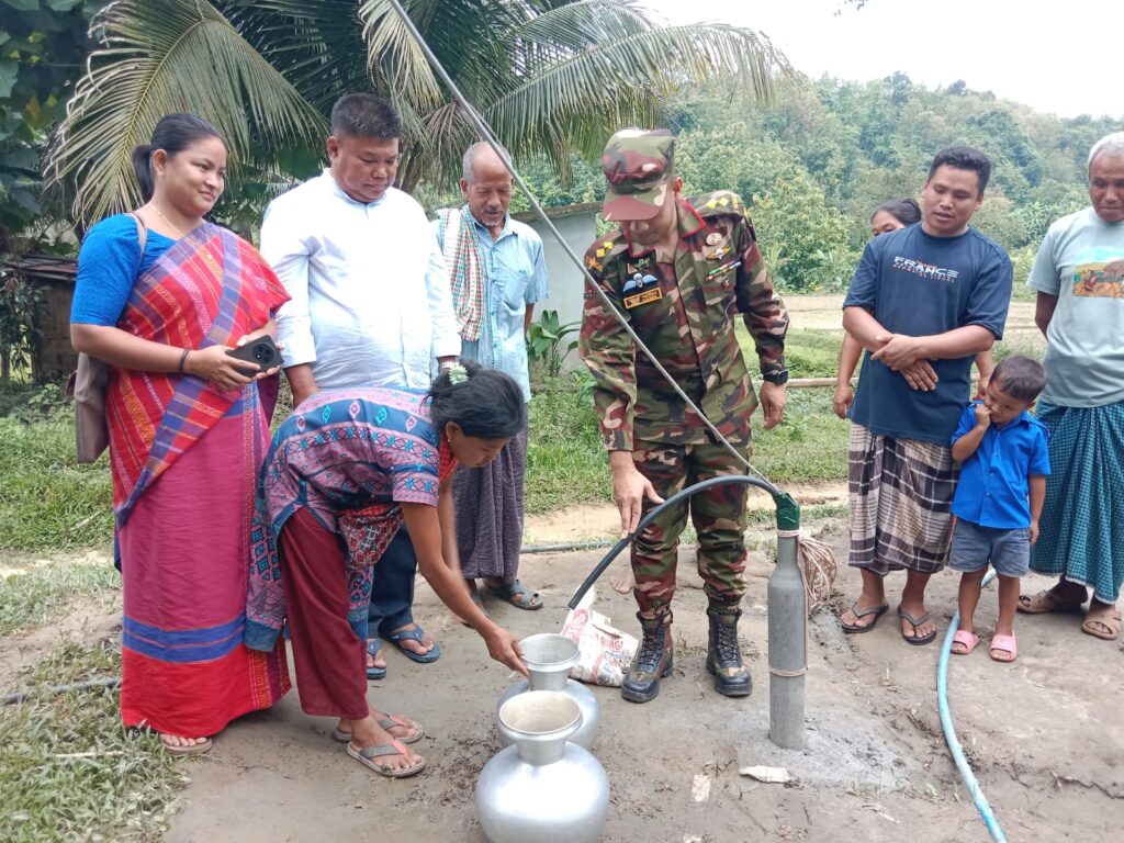 দুর্গম পাহাড়ে ১০৫ পরিবারের বিশুদ্ধ পানির জন্য গভীর নলকূপ ও সাবমারসিবল মোটর স্থাপন করল সেনাবাহিনী