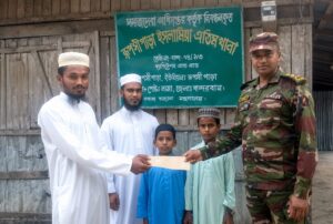 অসহায় মানুষের পাশে আলীকদম জোন: প্রায় ৩ লাখ টাকার অনুদান বিতরণ
