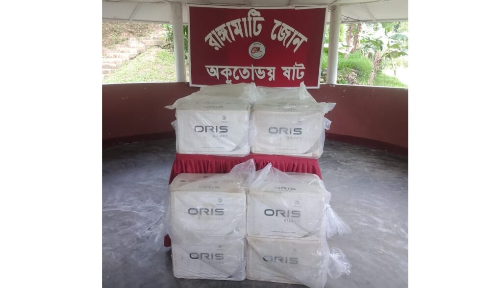 নৌপথে চোরাচালান রোধে বড় অভিযান, ১২ লাখ টাকার ভারতীয় সিগারেট জব্দ করল সেনাবাহিনী