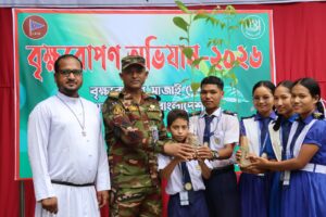 সবুজায়নের লক্ষ্যে আলীকদমে ৬৫ হাজার গাছের চারা রোপণের উদ্যোগ, শিক্ষার্থীদের মাঝে চারা বিতরণ