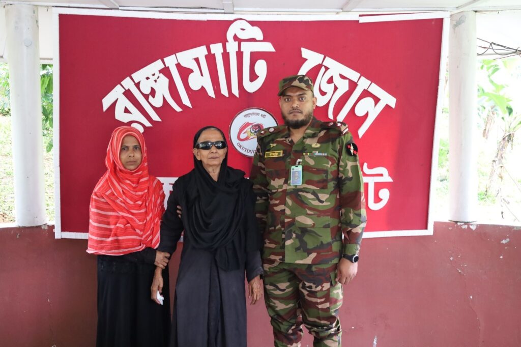 দৃষ্টিশক্তি ফিরে পেলেন অসচ্ছল বৃদ্ধা, চোখের অপারেশনের সম্পূর্ণ ব্যয় বহন করল রাঙামাটি সেনা জোন