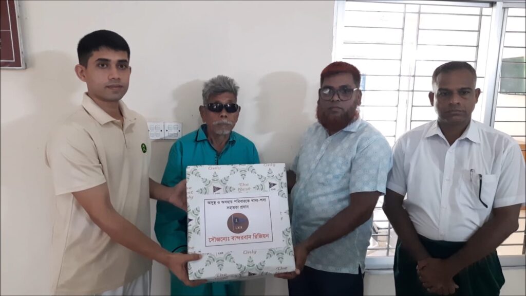 বান্দরবানে সেনাবাহিনীর সহায়তায় বৃদ্ধ কারবারির চোখে ফের আলোর হাসি, খাদ্যসামগ্রী পেল পরিবার