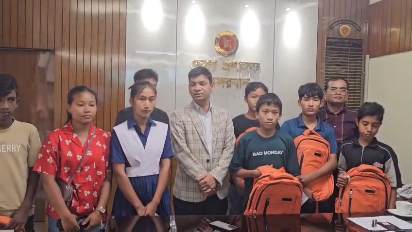 ঝরে পড়া ৮ শিক্ষার্থীর শিক্ষার দায়িত্ব নিলেন বান্দরবানের জেলা প্রশাসক