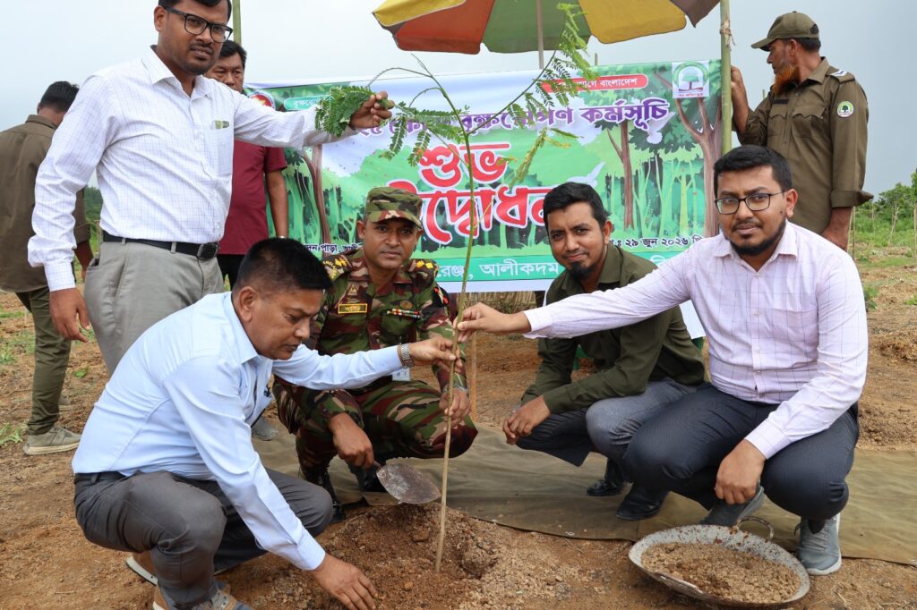 আলীকদমে বন বিভাগ ও সেনাবাহিনীর যৌথ উদ্যোগে দুই লক্ষ চারা রোপণ কর্মসূচির উদ্বোধন