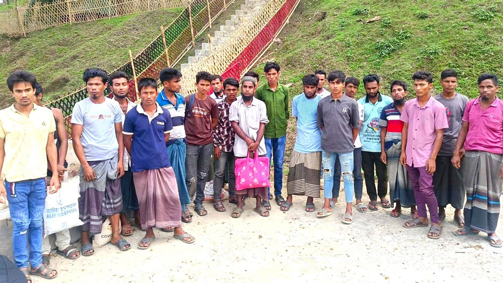 বান্দরবানে শ্রমবাজার দখল করছে রোহিঙ্গারা, কাজ হারানোর শঙ্কায় স্থানীয় শ্রমিকরা