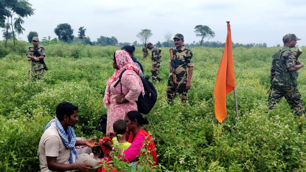 পুশ ইনের চেষ্টা ব্যর্থ: লালমনিরহাটের চার সীমান্তের শূন্যরেখা থেকে ৩৩ জনকে ফিরিয়ে নিল বিএসএফ