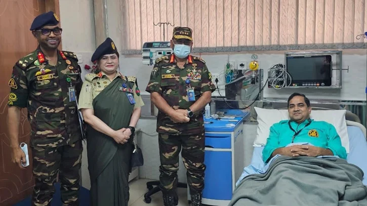 রাষ্ট্রদূত মুশফিকুল ফজল আনসারীকে দেখতে সিএমএইচে সেনাবাহিনী প্রধান