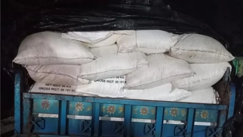 মিয়ানমারে পাচারের সময় রামুতে ১০০ বস্তা ইউরিয়া জব্দ, আটক ২