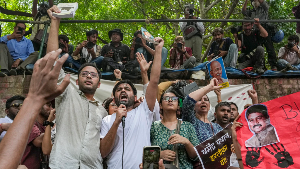 ‘ইনকিলাব জিন্দাবাদ’ স্লোগানে মুখর দিল্লি, কেন্দ্রীয় শিক্ষামন্ত্রীর পদত্যাগের দাবি