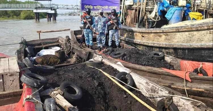 পতেঙ্গায় তিন টন চোরাই কয়লাসহ দুই কাঠের বোট জব্দ করল কোস্ট গার্ড