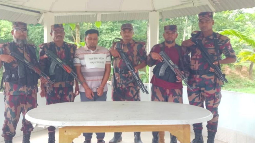 মৌলভীবাজারের বড়লেখা সীমান্তে ভারতীয়কে আটক করল বিজিবি