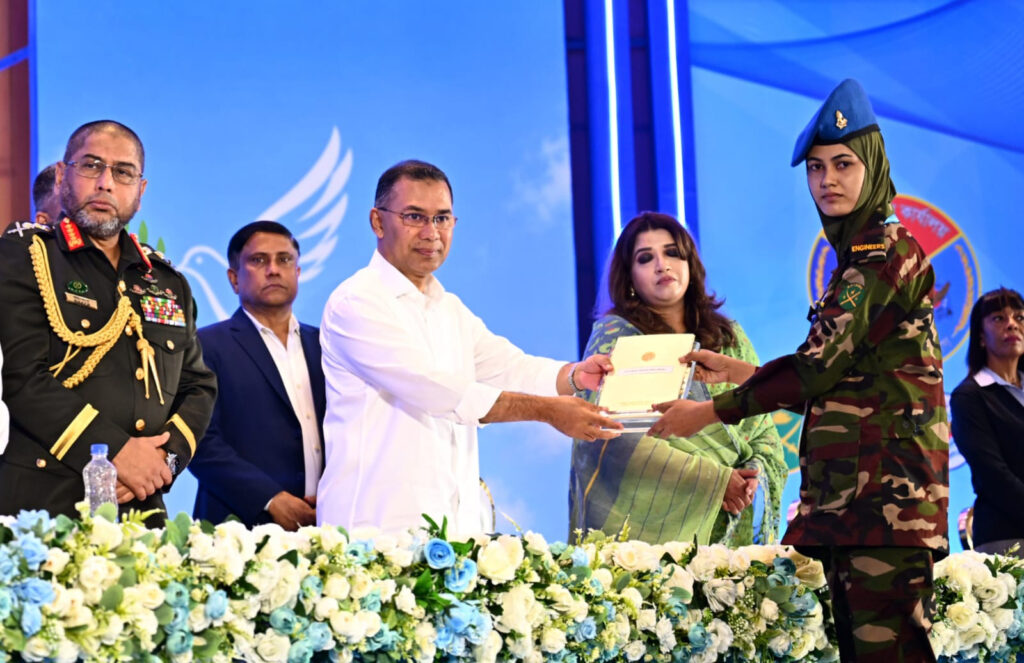 সুদানে শহীদ ৬ সেনাসদস্যের স্ত্রীর হাতে বিশেষ সম্মাননা তুলে দিলেন প্রধানমন্ত্রী