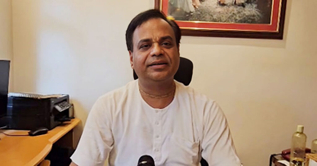 বাংলাদেশ নিয়ে মন্তব্যের জেরে ভারতে ইসকনের সব দায়িত্ব হারালেন রাধারমণ দাস