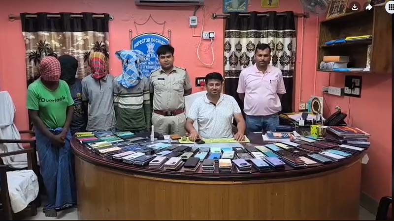 বাংলাদেশে পাচারের চেষ্টাকালে দুই শতাধিক ফোনসহ পশ্চিমবঙ্গে ৪ ভারতীয় গ্রেপ্তার