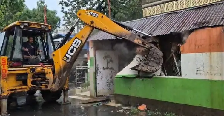 পশ্চিমবঙ্গে বুলডোজার দিয়ে গুঁড়িয়ে দেওয়া হলো তৃণমূলের দলীয় কার্যালয়