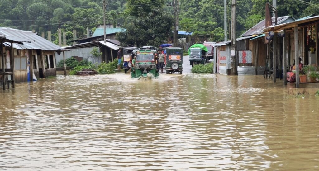 টানা বর্ষণে খাগড়াছড়িতে পানিবন্দি ৪০ হাজার পরিবার, বিচ্ছিন্ন সাজেক-লংগদু সড়ক যোগাযোগ