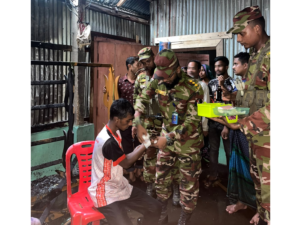 অগ্নিকাণ্ডে ক্ষতিগ্রস্ত পরিবারকে সহায়তা দিল সেনাবাহিনীর মহালছড়ি জোন