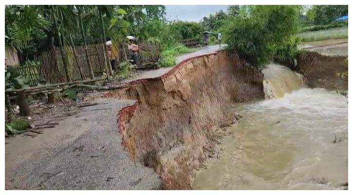 প্রবল বর্ষণ ও পাহাড়ি ঢলের তীব্র স্রোতে পানছড়িতে ধসে গেছে সড়কের একাংশ